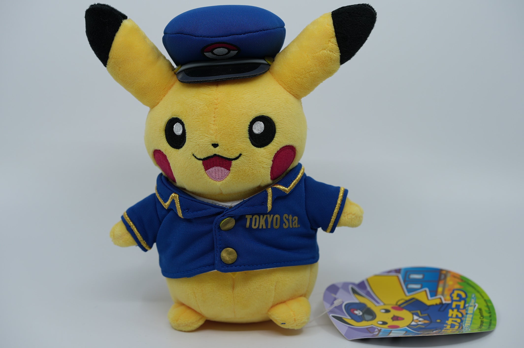 Peluche Pikachu Chef de Gare (Version Uniforme) – Pokémon Center Tokyo 🇯🇵
